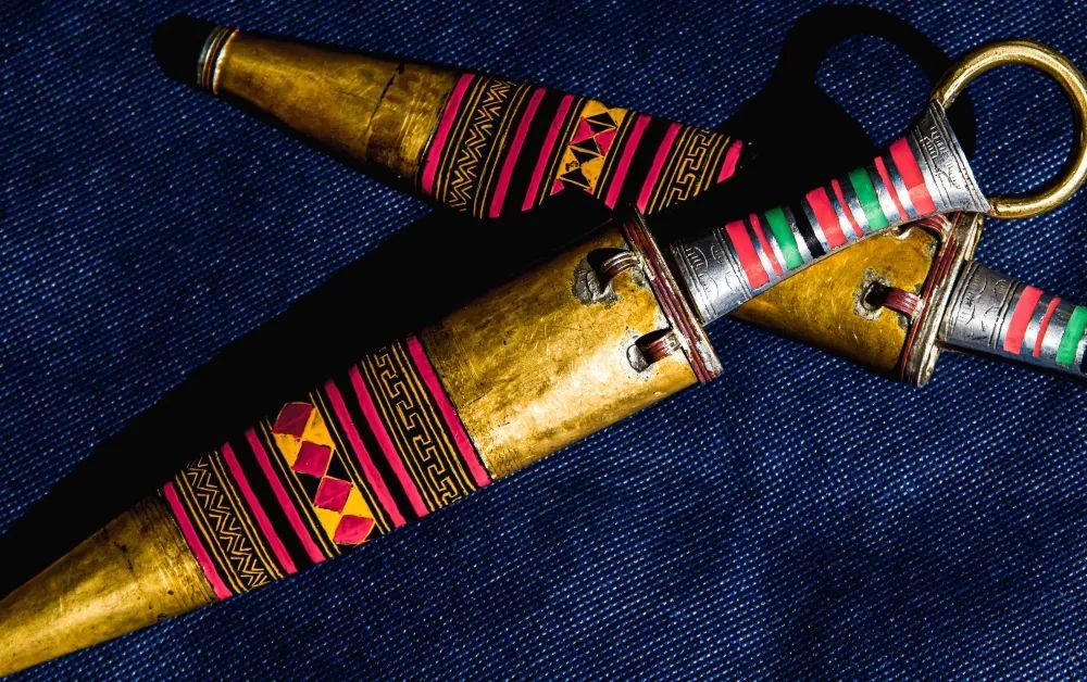 尔古帕比传承的是彝族传统手工艺叶形双耳刀的制作,是四川省级非物质