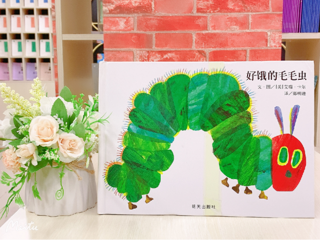 首先老师向小朋友们分享了绘本故事内容《好饿的毛毛虫》是一本充满