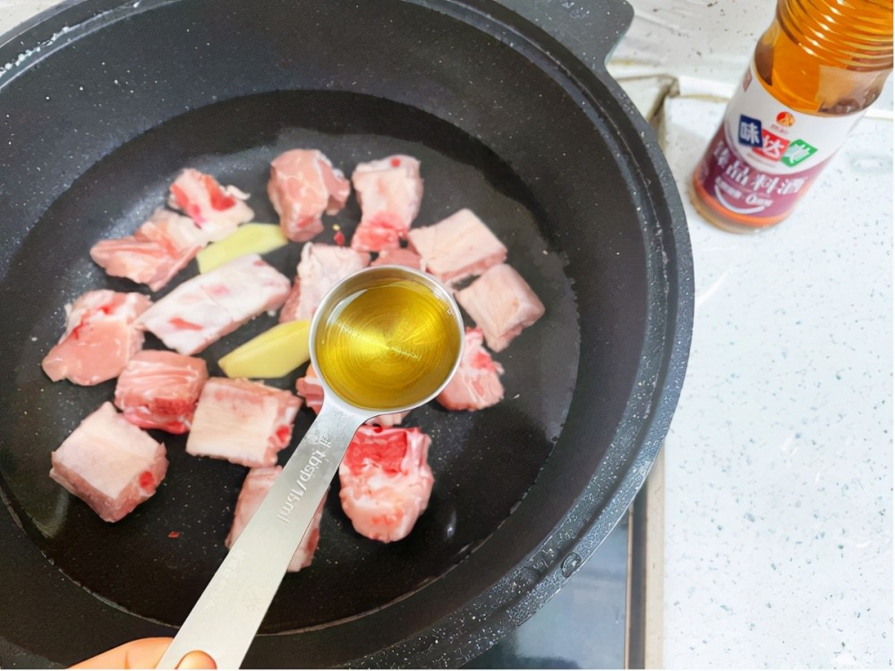 5,直接将锅里的水煮开,水开以后将排骨捞出来,还是洗一下沥水备用.