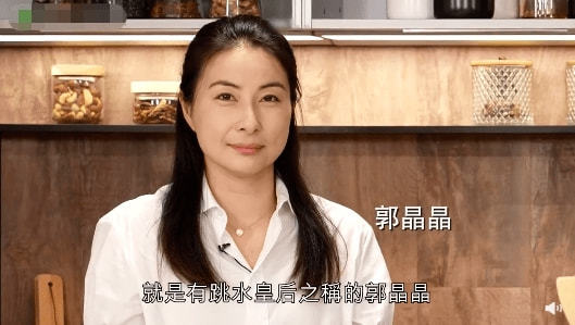 郭晶晶带女儿看跳水比赛，4岁女儿乖巧可爱，母女搂肩合影很温馨