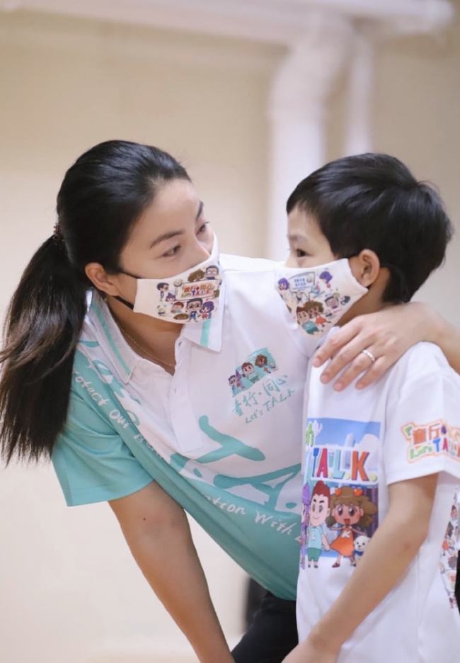 郭晶晶带女儿看跳水比赛，4岁女儿乖巧可爱，母女搂肩合影很温馨