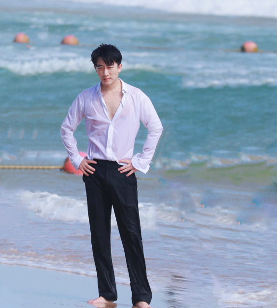 黄轩躺海里拍照浑身湿透浪太大差点被冲走表情紧张不知所措