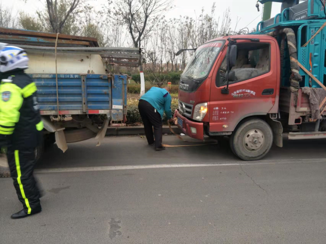 貨車拋錨,交警來幫!