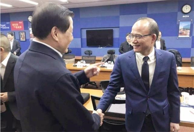 郭广昌(右)到了2018年,郭广昌就以625亿的身家为上海首富,中国富豪榜