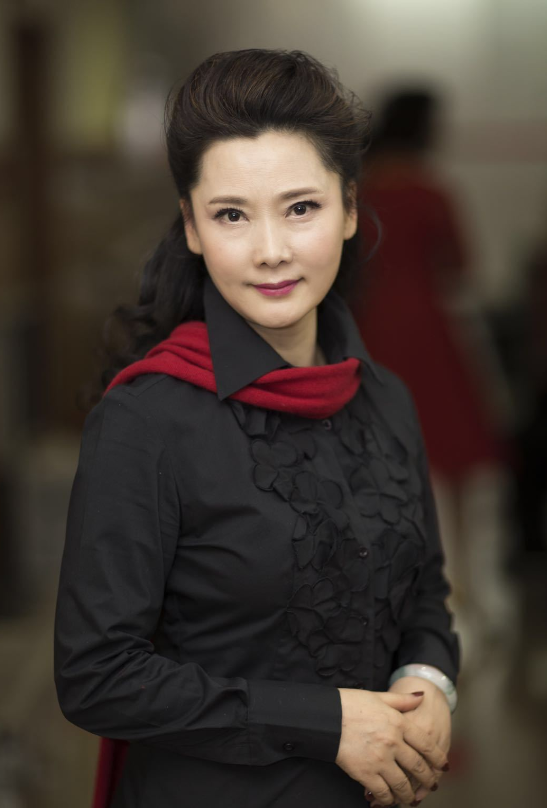 60后的何赛飞真有气质,穿衣简单还优雅,妈妈们可以照着搭_腾讯新闻