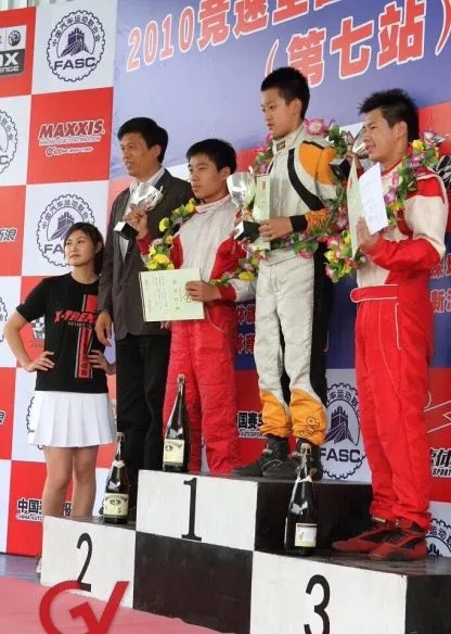 或许家里人都没想到周冠宇会成为职业赛车手,而且十岁就开始拿到了