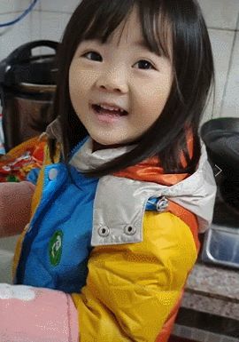 一个小姑娘的笑容 打动了无数网友 引发网友纷纷点赞 小女孩叫菲儿