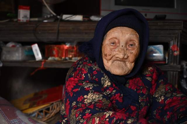 104岁奶奶，用土方法为人免费治病，几十年无一失手二年级天平砝码数学题