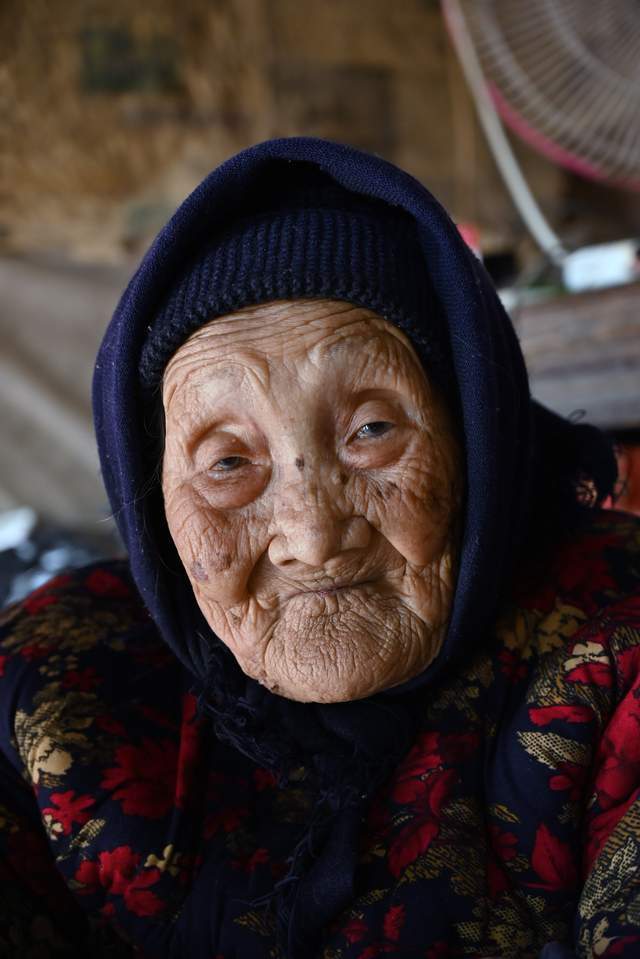 104岁奶奶，用土方法为人免费治病，几十年无一失手二年级天平砝码数学题