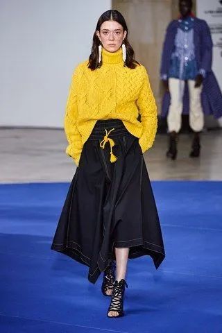 黄色明亮温暖,连面部线条冷峻的模特都可亲了不少.