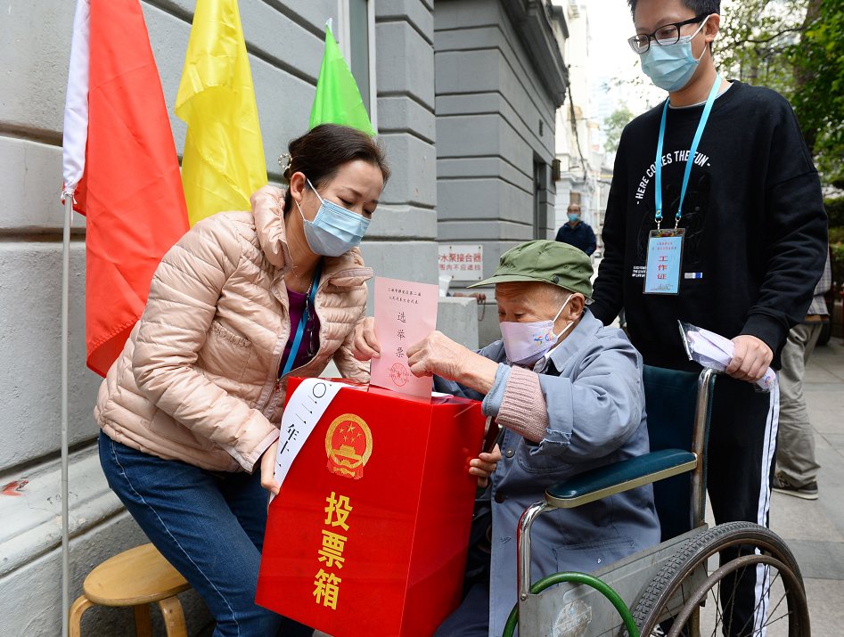 耄耋老人珍藏38张选民证、百岁选民投下选票…上海市民讲述选举二三事_腾讯新闻