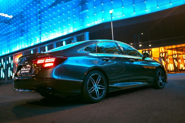 银耳倒车镜,小溜背设计,全新雅阁王上市,起售也才不足18万?