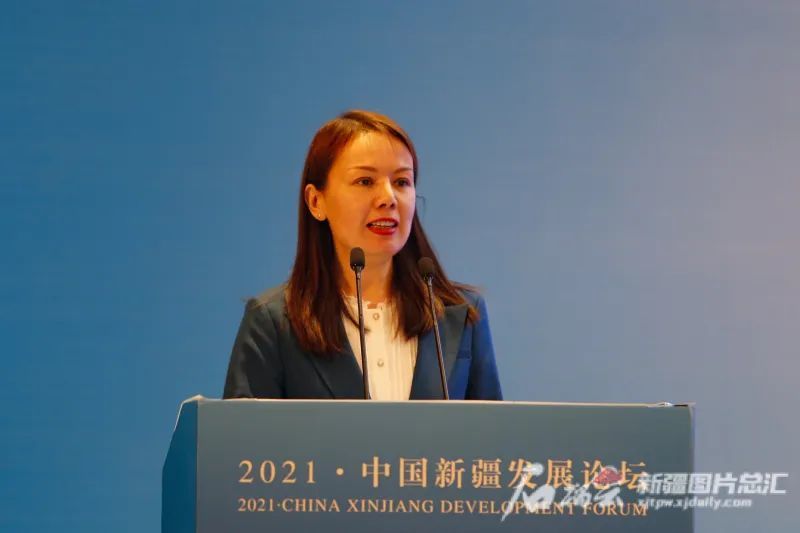 祖力亚提·司马义在论坛上发言.