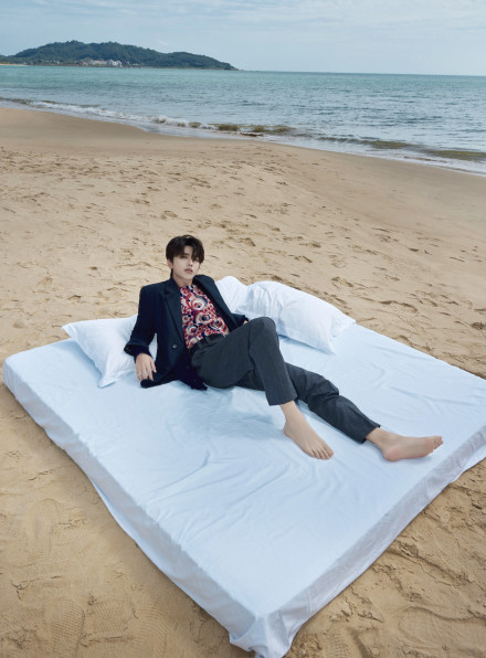蔡徐坤把床搬到沙滩上,时尚张力十足,撩倒了多少人