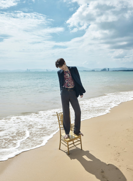 赤脚走在沙滩上,极致惬意的感受,你想跟蔡徐坤一起,听着海浪,踩着软沙