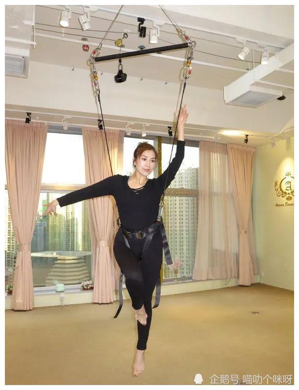 这对于普通人而言绝对是苦活,不过即使黄智雯舞功深厚,但倒吊跳舞也还