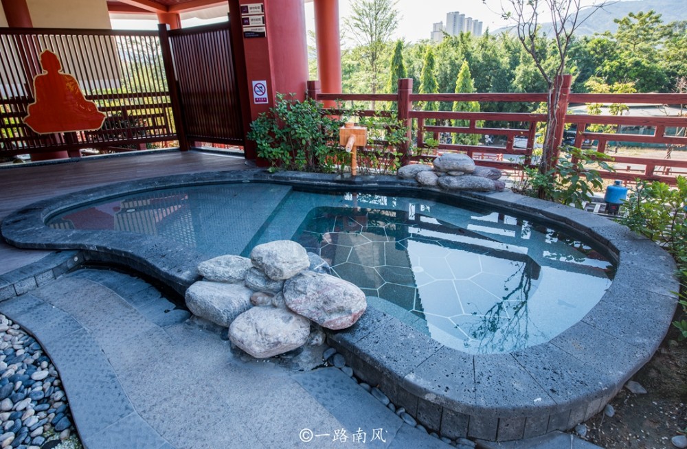 潮州粤东第一温泉外观像皇宫广场上还盘着两条龙