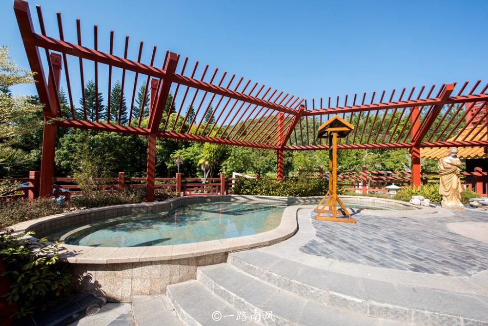 潮州粤东第一温泉外观像皇宫广场上还盘着两条龙