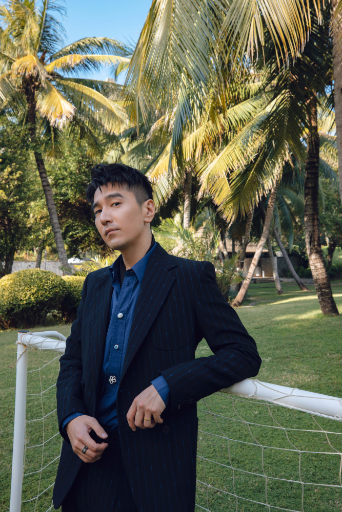 赵又廷出席智族gq moty年度人物盛典 暗蓝色look尽显精致质感