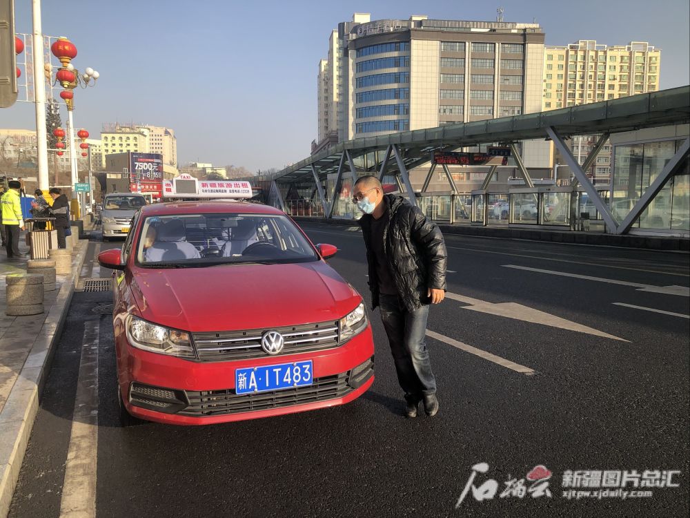 乌鲁木齐市不影响正常交通出租车司机临停公厕附近如厕不予处罚