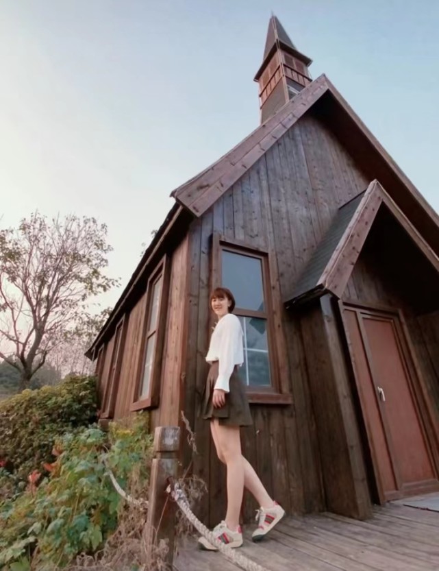 陈梦出征晒照打气罕见穿短裙坐地上拍出大长腿效果笑容甜美