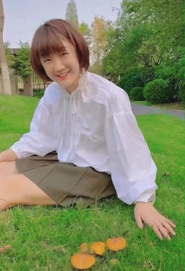 陈梦出征晒照打气罕见穿短裙坐地上拍出大长腿效果笑容甜美