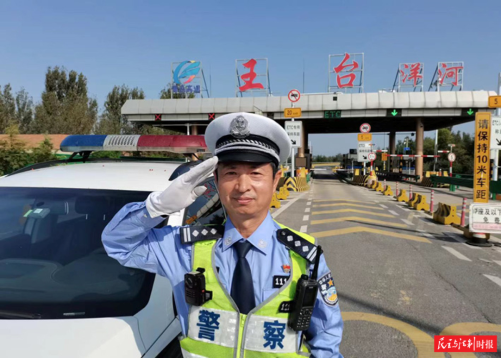 冬季湿寒,甚至哨子粘到嘴唇上,只要穿上警服,交警李涌便永远充满活力