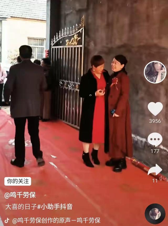 许敏出席婚礼受欢迎舅舅丈母娘轻拍她的背同情之情溢于言表