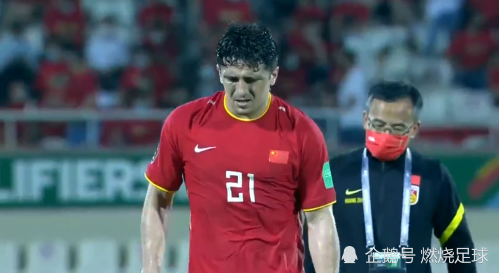 第70分钟,徐新任意球传中,杰戈禁区内手球犯规,裁判看过var回放后吹罚