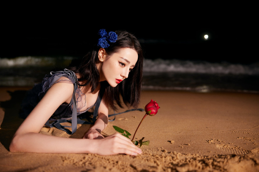 迪丽热巴新壁纸蓝玫瑰红玫瑰和美人一起真养眼