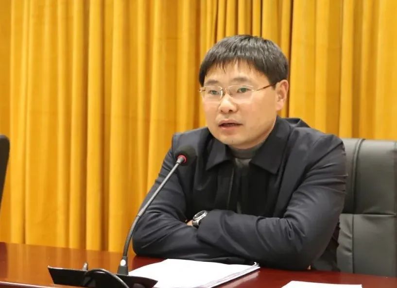 会上,宋云鹏传达了河南省纪委关于某县某乡违反中央八项规定精神情况