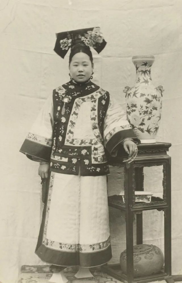 大翻车,达拉翅,答喇赤,旗头,旗头板等,清朝晚期在满族及清宫中为妇女