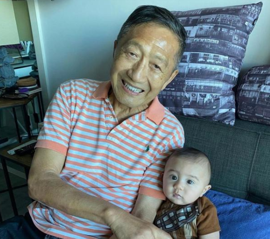 原文通喜爱外孙的原因,可能是因为孩子性别为男.