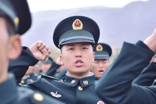 发出铮铮誓言千余名新兵高举右拳"我是中国人民解放军军人,我宣誓