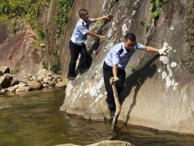 7月24日金平县金河镇突发山体滑坡金平城关边境派出所民辅警为解救