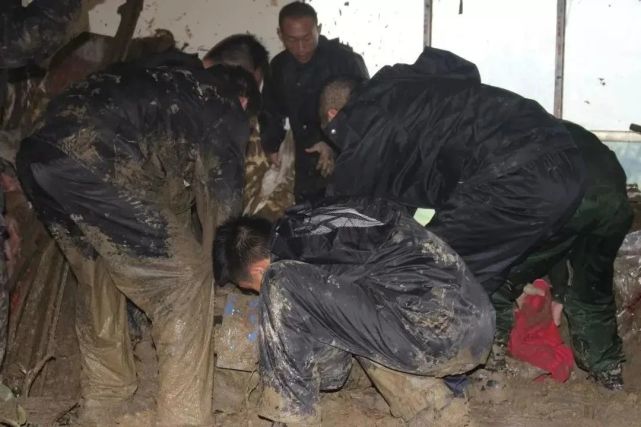 在绿春县平河镇驻守于此的平河边境派出所民辅警们每日徒步20多公里在