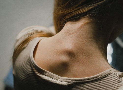 早期会出现头颈,肩背部疼痛,颈项部肌肉会出现痉挛,伴随明显的压痛