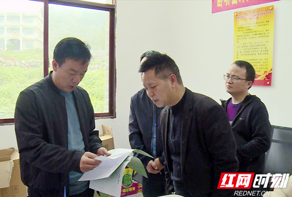 邓远)11月16日上午,邵东市委副书记,统战部部长刘家豪到斫曹乡督导