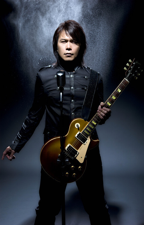 其实一个歌手唱功如何是很好分辨的,一般而言,幼年或后期具有声乐系统