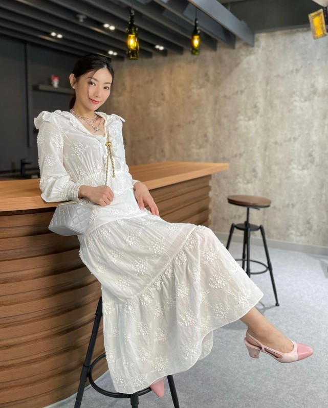 39岁周嘉仪素颜样突变大妈疑滤镜失效女神样崩坏