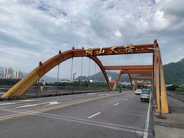 桐山大桥下是桐山溪河流,桐山溪河流穿过福鼎市中心,最终流向大海