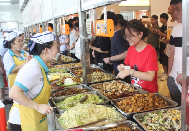 女大學生忘帶飯卡,食堂阿姨破例打飯,女生為得2000元獎金將其舉報