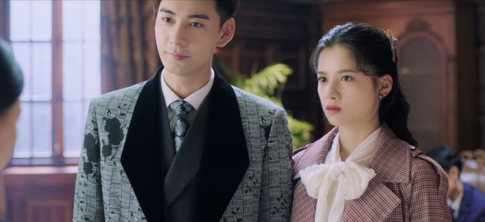 可她不知道的是,自己拿错了谭玹霖的箱子.更巧的是,婉卿竟在电梯口