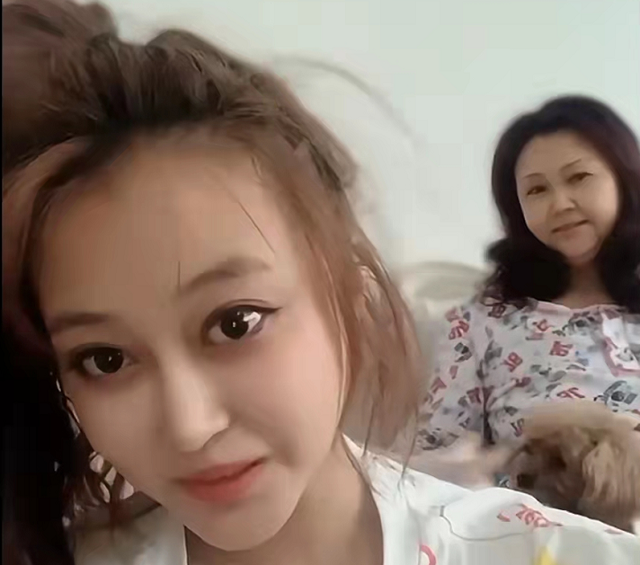 孙侨潞妈妈近况曝光自曝每天给女儿发信息仍走不出丧女之痛