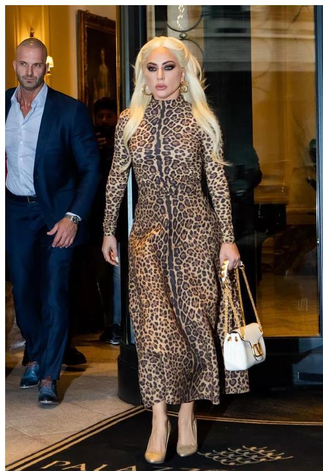 lady gaga 在访谈节目中泪如雨下,感谢布拉德利·库珀对她的赏识