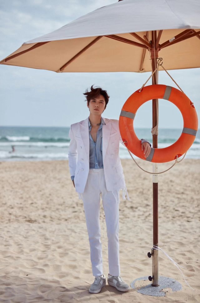 刘海宽臻白西装现身gq盛典 手写扇面隐藏惊喜彩蛋