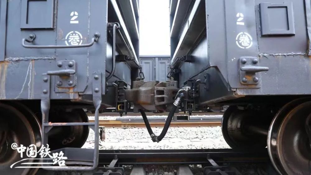 有几百节车厢的火车如何连接场面十分震撼