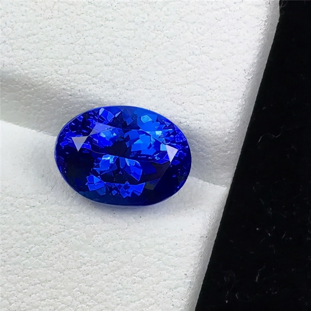 蓝宝石中杂质的成分(蓝宝石成分的化学式是什么?)