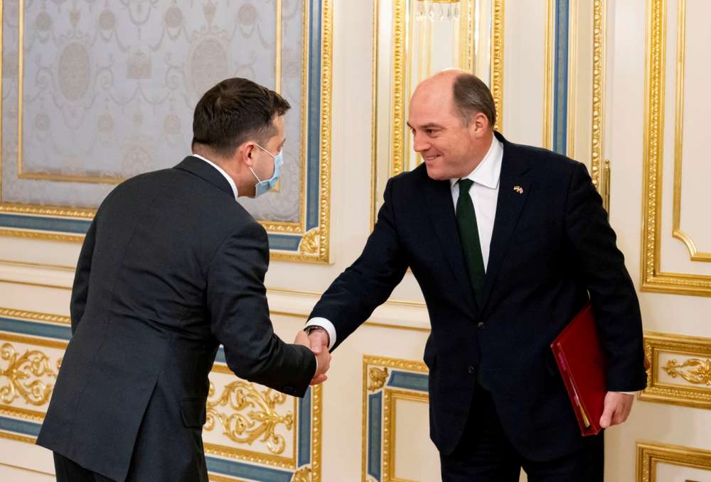 正在加剧俄乌关系的紧张,然而这还不算完,英国这个"搅屎棍"也出场了.