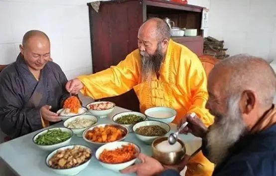 和尚们每天吃素,为何大多还是肥头大耳?看他们的伙食就理解了